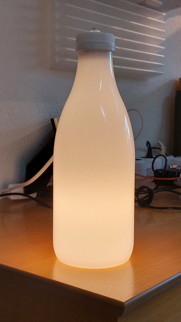 No Milk Today – Nachaufnahme einer leuchtenden Milchflasche